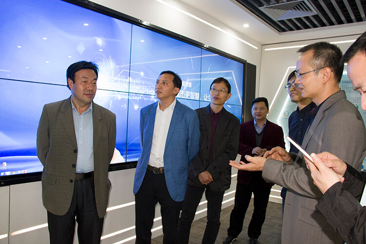 1516705800253672.jpg 孙董展厅先容.jpg